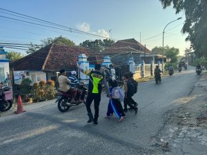 Berikan Rasa Aman bagi Siswa, Polsek Karang Penang Laksanakan Pamtur Lalin di SDN Karang Penang Onjur 1