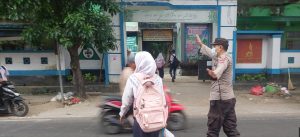 Pastikan Keselamatan Pelajar, Polsek Ketapang Gelar Pengaturan Lalu Lintas Pagi di SMPN 1 Ketapang