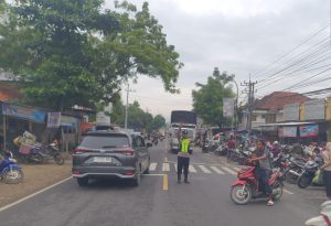 Jaga Stabilitas Kamtibmas, Polsek Torjun Gelar Pamtur Lalin Pagi di Pasar Polowijo