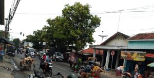 Urai Kemacetan di Pasar Juklanteng, Polsek Sampang Kota Tertibkan Pedagang dan Atur Lalu Lintas
