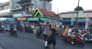 Antisipasi Kemacetan di Hari Pasaran, Polsek Camplong Gelar Pengamanan dan Pengaturan Lalu Lintas di Pasar Polowijo