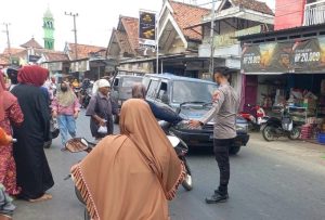 Jamin Kelancaran Arus Lalin dan Cegah Kriminalitas, Polsek Banyuates Siagakan Personel di Pasar Polowijo