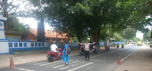 Jamin Keselamatan Siswa, Kanit Samapta Polsek Banyuates Atur Lalu Lintas di SMPN 1 Banyuates