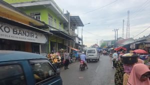 Berikan Rasa Aman, Personel Polsek Omben Laksanakan Pamtur Lalin di Pasar Polowijo