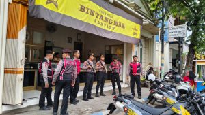 Hadirkan Rasa Aman, Tim Perintis Presisi Satsamapta Polres Sampang Patroli Dialogis di Pusat Keramaian