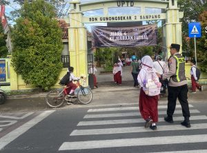 Wujudkan Pelayanan Prima, Wakapolres Sampang Pimpin Langsung Pengaturan Lalu Lintas Pagi