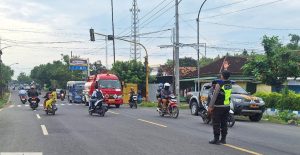 Wujudkan Kamseltibcar Lantas, Personel Polsek Torjun Intensifkan Pengamanan di Titik Rawan Kemacetan
