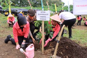 Hari Bumi, Polres Madiun Gandeng Perhutani Tanam Ribuan Bibit