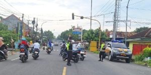 Pastikan Keselamatan Pelajar dan Pengguna Jalan, Polsek Torjun Siagakan Personel di Simpang Empat Kristal