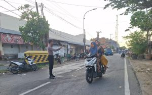 Optimalkan Parkir di Bahu Jalan, Polsek Pangarengan Kawal Kelancaran Arus di Pasar Polowijo