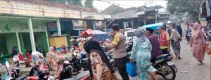 Berikan Rasa Aman di Pagi Hari, Polsek Tambelangan Gelar Pamtur Lalin dan Imbauan Kamtibmas di Pasar Polowijo