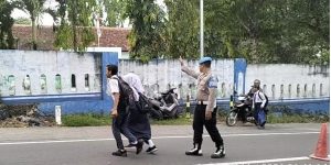 Pastikan Keselamatan Pelajar, Personel Polsek Omben Laksanakan Gatur Lalin Pagi di Depan SMPN 1 Omben