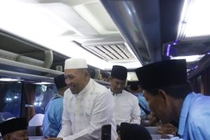 Penuh Khidmat, Kapolres Sampang Dampingi Bupati Lepas Keberangkatan Jemaah Haji 2026