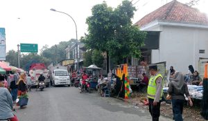 Antisipasi Kemacetan di Hari Pasaran Sapi, Polsek Robatal Kawal Arus Lalu Lintas di Pasar Jelgung