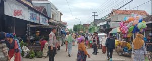 Berikan Pelayanan Prima, Polsek Tambelangan Laksanakan Pengaturan Lalu Lintas dan Sampaikan Himbauan Kamtibmas di Pasar Polowijo