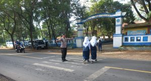Peduli Keselamatan Siswa, Kanit Samapta Polsek Banyuates Pimpin Pengaturan Lalu Lintas di Depan SMPN 1 Banyuates