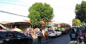 Urai Kepadatan di Pasar Juklanteng, Polsek Sampang Kota Tertibkan Pedagang dan Atur Arus Lalu Lintas