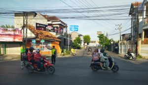 Berikan Pelayanan Pagi, Polsek Sampang Kota Pastikan Kamseltibcar Lantas di Pertigaan Banyuanyar