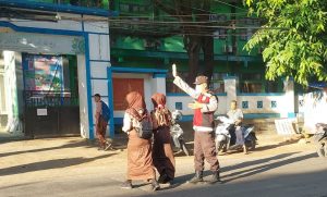 Kawal Jam Masuk Sekolah di SMPN 1 Ketapang, Kapolsek Ketapang Imbau Pengendara Utamakan Keselamatan