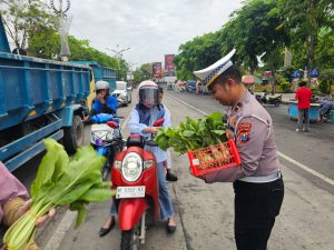 Wujudkan Kamseltibcar Lantas, Satlantas Polres Sampang Manjakan Pengendara Tertib dengan Sayuran Segar