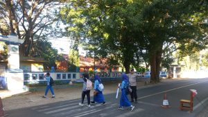 Berikan Rasa Aman bagi Pelajar, Polsek Banyuates Laksanakan Pengamanan dan Pengaturan Lalu Lintas di Sekolah