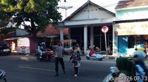 Urai Kemacetan di Pasar Juklanteng, Polsek Sampang Kota Tertibkan Badan Jalan dan Atur Lalu Lintas Pagi