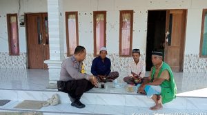 Kapolsek Omben Ajak Warga Aktifkan Satkamling dan Sosialisasikan Call Center 110 Saat Patroli Wilayah