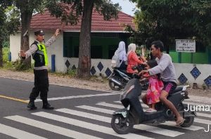 Gelar Commander Wish Pagi Hari, Polsek Jrengik Ingatkan Pengguna Jalan Utamakan Keselamatan Bersama