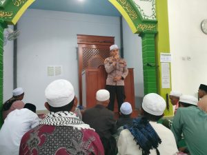 Perdana Gelar Jumat Keliling di Bulmated, Kapolsek Karang Penang yang Baru Ajak Warga Perkuat Sinergi