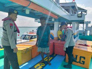 Pastikan Perairan Sampang Kondusif, Satpolairud Sosialisasikan Call Center 110 kepada Nelayan