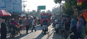 Wujudkan Kamseltibcar Lantas, Polsek Robatal Amankan Arus Lalu Lintas di Pasar Polowijo Jelgung