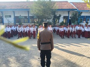 Tanamkan Kedisiplinan Sejak Dini, Polsek Torjun Gelar ‘Police Goes to School’ di SDN Pangongsean 1