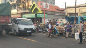 Hadir di Tengah Masyarakat, Personel Polsek Camplong Jaga Kondusifitas Pasar Camplong