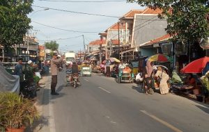 Urai Kepadatan Jalur Pasar Ikan Tanjung, Polsek Camplong Intensifkan Patroli Sore