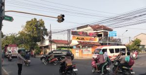 Urai Kepadatan Pagi, Personil Polres Sampang Amankan Arus Lalu Lintas di Simpang Mapolsek Sampang Kota