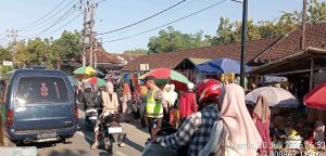 Cegah Kemacetan di Pasar Polowijo Jelgung, Polsek Robatal Beri Imbauan Tegas ke Pedagang dan Juru Parkir