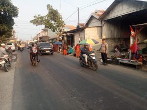 Urai Kepadatan Arus Lalu Lintas di Pasar Tumpah Dharma Tanjung, Polsek Camplong Gelar Patroli Harkamtibmas dan Pamtur Lalin