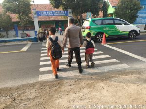 Bantu Siswa Menyeberang Jalan, Polsek Camplong Gelar Pamtur Pagi di Depan SDN Tambaan 1