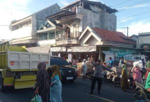 Antisipasi Macet dan Gangguan 3C, Polsek Camplong Amankan Arus Lalu Lintas di Depan Pasar Tradisional