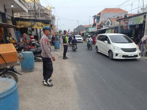 Antisipasi Kemacetan Sore Hari, Polsek Camplong Perketat Pengaturan Lalin di Pasar Ikan Tanjung