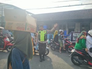 Urai Kepadatan di Pasar Polowijo, Personel Polsek Kedungdung Gelar Pamtur Lalin Pagi Demi Kenyamanan Warga