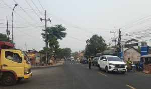 Antisipasi Laka Lantas, Personel Polsek Torjun Laksanakan Pengaturan Pagi di Simpang Empat Krestal