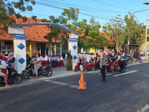 Wujud Nyata Polisi Peduli Pendidikan, Personel Polsek Pangarengan Gelar Pos Pagi di SD Ragung 1