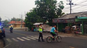 Antisipasi Kemacetan dan 3C, Polsek Torjun Intensifkan Pengaturan Lalu Lintas dan Patroli Sore