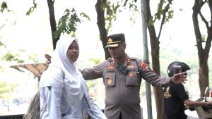 Pastikan Ruang Publik Aman, Kapolres Sampang Turun Langsung Atur Lalin dan Seberangkan Siswa SMPN 1