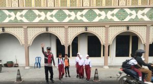 Polisi Peduli Pendidikan, Polsek Camplong Amankan Jalur Depan Dua Sekolah Dasar di Pagi Hari