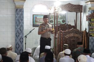 Gelar Safari Jumat di Masjid Ar-Rohmah, Wakapolres Sampang Buktikan Respon Cepat Call Center 110 di Depan Jamaah